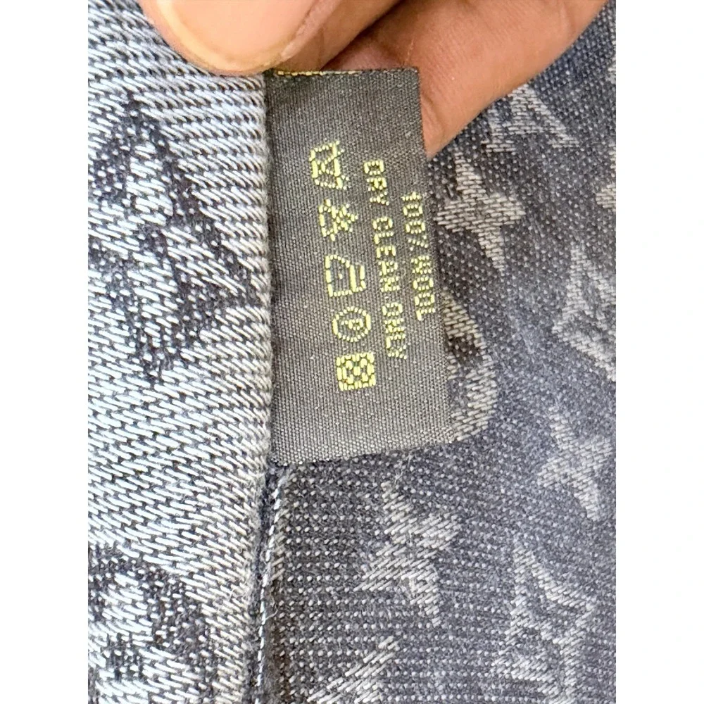 Flat $200 Sale Louis Vuitton Grey Monogram 100% Wool Scarf Made in Italy Fringe